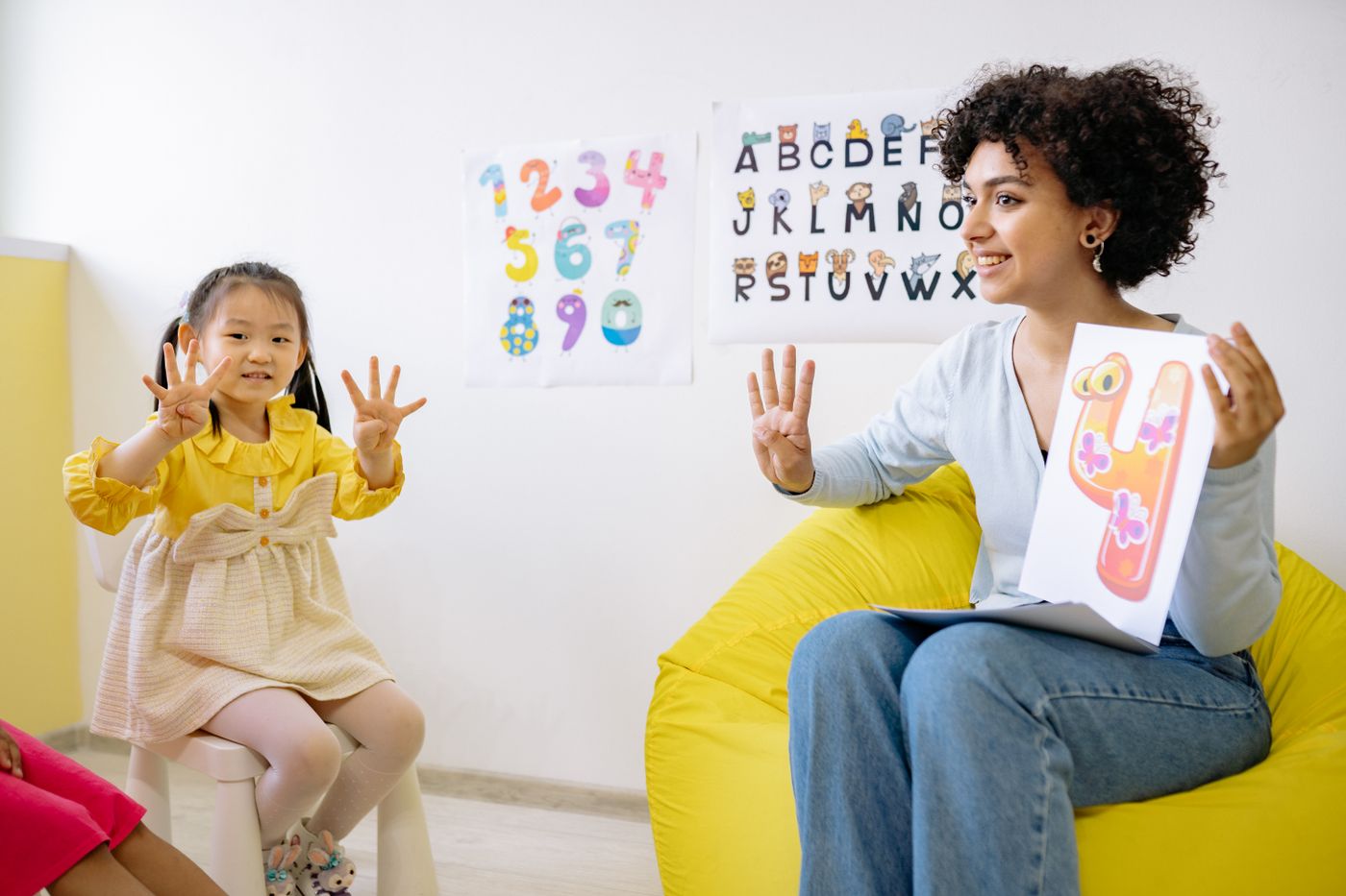 دانش‌آموزان در کار گروهی کلاسی